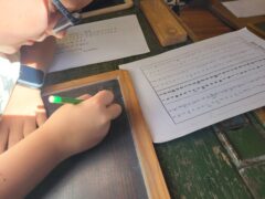Kindheit früher – Schule, Spielzeug und Straßenspiele